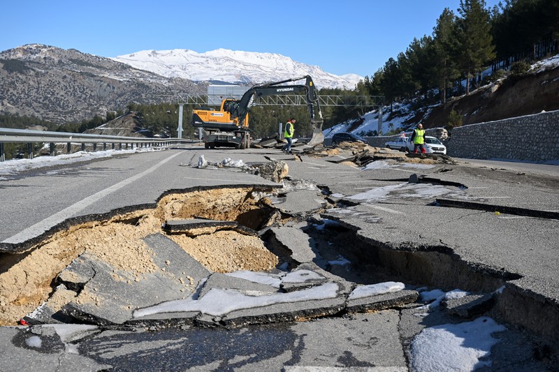 Pemandangan jalan Adiyaman-Malatya yang runtuh selama pekerjaan perbaikan telah dimulai setelah gempa berkekuatan 7,7 dan 7,6 melanda beberapa provinsi di Turkiye termasuk Adiyaman, Turkiye pada 13 Februari 2023. Pemandangan jalan Adiyaman-Malatya yang runtuh selama pekerjaan perbaikan telah dimulai setelah gempa berkekuatan 7,7 dan 7,6 melanda beberapa provinsi di Turkiye termasuk Adiyaman, Turkiye pada 13 Februari 2023. Pada hari Senin, 6 Februari, gempa berkekuatan 7,7 yang kuat, berpusat di Pazarcik distrik, mengguncang Kahramanmaras dan mengguncang beberapa provinsi dengan kuat, termasuk Gaziantep, Sanliurfa, Diyarbakir, Adana, Adiyaman, Malatya, Osmaniye, Hatay, dan Kilis. Pada hari yang sama pukul 13.24 WIB. (1024GMT), gempa berkekuatan 7,6 yang berpusat di distrik Elbistan Kahramanmaras melanda wilayah tersebut. (Ozkan Bilgin/Anadolu Agency via Getty Images)