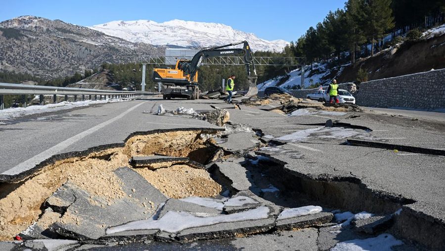 Pemandangan jalan Adiyaman-Malatya yang runtuh selama pekerjaan perbaikan telah dimulai setelah gempa berkekuatan 7,7 dan 7,6 melanda beberapa provinsi di Turkiye termasuk Adiyaman, Turkiye pada 13 Februari 2023. Pada hari Senin, 6 Februari, gempa berkekuatan 7,7 yang kuat, berpusat di Pazarcik distrik, mengguncang Kahramanmaras dan mengguncang beberapa provinsi dengan kuat, termasuk Gaziantep, Sanliurfa, Diyarbakir, Adana, Adiyaman, Malatya, Osmaniye, Hatay, dan Kilis. Pada hari yang sama pukul 13.24 WIB. (1024GMT), gempa berkekuatan 7,6 yang berpusat di distrik Elbistan Kahramanmaras melanda wilayah tersebut. (Ozkan Bilgin/Anadolu Agency via Getty Images)