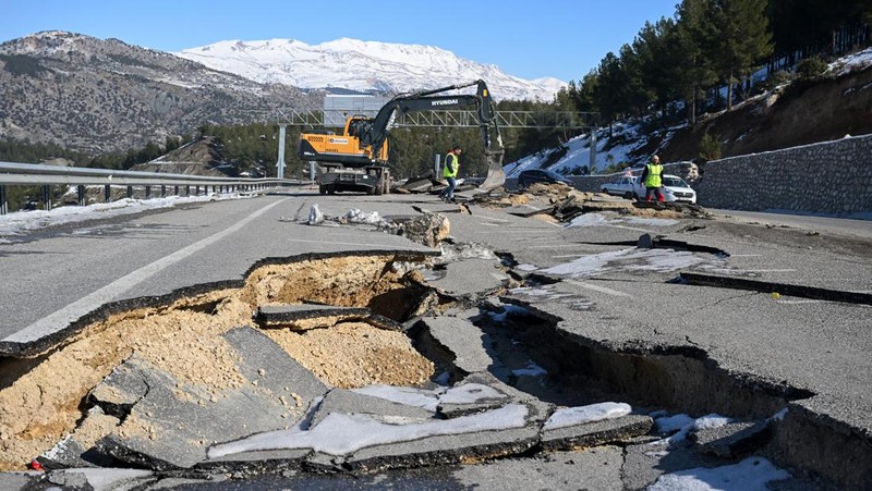 Pemandangan jalan Adiyaman-Malatya yang runtuh selama pekerjaan perbaikan telah dimulai setelah gempa berkekuatan 7,7 dan 7,6 melanda beberapa provinsi di Turkiye termasuk Adiyaman, Turkiye pada 13 Februari 2023. Pada hari Senin, 6 Februari, gempa berkekuatan 7,7 yang kuat, berpusat di Pazarcik distrik, mengguncang Kahramanmaras dan mengguncang beberapa provinsi dengan kuat, termasuk Gaziantep, Sanliurfa, Diyarbakir, Adana, Adiyaman, Malatya, Osmaniye, Hatay, dan Kilis. Pada hari yang sama pukul 13.24 WIB. (1024GMT), gempa berkekuatan 7,6 yang berpusat di distrik Elbistan Kahramanmaras melanda wilayah tersebut. (Ozkan Bilgin/Anadolu Agency via Getty Images)