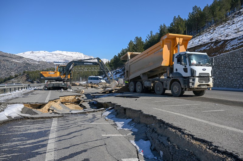 Pemandangan jalan Adiyaman-Malatya yang runtuh selama pekerjaan perbaikan telah dimulai setelah gempa berkekuatan 7,7 dan 7,6 melanda beberapa provinsi di Turkiye termasuk Adiyaman, Turkiye pada 13 Februari 2023. Pemandangan jalan Adiyaman-Malatya yang runtuh selama pekerjaan perbaikan telah dimulai setelah gempa berkekuatan 7,7 dan 7,6 melanda beberapa provinsi di Turkiye termasuk Adiyaman, Turkiye pada 13 Februari 2023. Pada hari Senin, 6 Februari, gempa berkekuatan 7,7 yang kuat, berpusat di Pazarcik distrik, mengguncang Kahramanmaras dan mengguncang beberapa provinsi dengan kuat, termasuk Gaziantep, Sanliurfa, Diyarbakir, Adana, Adiyaman, Malatya, Osmaniye, Hatay, dan Kilis. Pada hari yang sama pukul 13.24 WIB. (1024GMT), gempa berkekuatan 7,6 yang berpusat di distrik Elbistan Kahramanmaras melanda wilayah tersebut. (Ozkan Bilgin/Anadolu Agency via Getty Images)