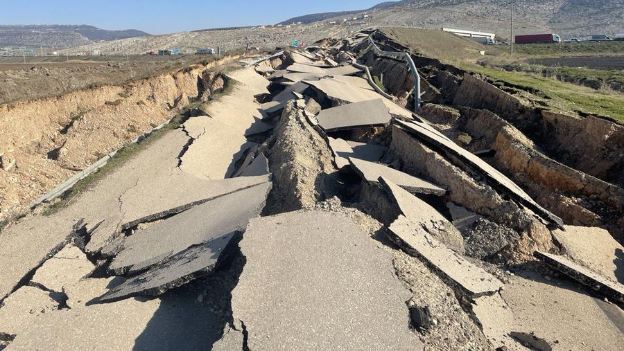 Pemandangan jalan yang rusak setelah gempa berkekuatan 7,7 dan 7,6 melanda beberapa provinsi di Turkiye termasuk distrik Pazarcik di Kahramanmaras pada 12 Februari 2023. Senin dini hari, gempa berkekuatan 7,7 yang kuat, berpusat di distrik Pazarcik, mengguncang Kahramanmaras dan mengguncang beberapa provinsi dengan kuat , termasuk Gaziantep, Sanliurfa, Diyarbakir, Adana, Adiyaman, Malatya, Osmaniye, Hatay, dan Kilis. Kemudian, pada pukul 13.24. (1024GMT), gempa berkekuatan 7,6 yang berpusat di distrik Elbistan Kahramanmaras melanda wilayah tersebut. Turkiye mengumumkan 7 hari berkabung nasional setelah gempa bumi mematikan di provinsi selatan. (Serhat Zafer/Anadolu Agency via Getty Images)