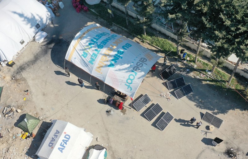 Para penyintas gempa memenuhi kebutuhan energi mendesak mereka dengan panel surya yang dipasang di kota tenda setelah gempa berkekuatan 7,7 dan 7,6 di Hatay, Turkiye pada 12 Februari 2023. Para penyintas gempa memenuhi kebutuhan energi mendesak mereka dengan panel surya yang dipasang di kota tenda setelah gempa berkekuatan 7,7 dan 7,6 di Hatay, Turkiye pada 12 Februari 2023. Senin dini hari, gempa berkekuatan 7,7 SR, berpusat di distrik Pazarcik, mengguncang Kahramanmaras dan berguncang kuat beberapa provinsi, termasuk Gaziantep, Sanliurfa, Diyarbakir, Adana, Adiyaman, Malatya, Osmaniye, Hatay, dan Kilis. Kemudian, pada pukul 13.24. (1024GMT), gempa berkekuatan 7,6 yang berpusat di distrik Elbistan Kahramanmaras melanda wilayah tersebut. Turkiye mengumumkan 7 hari berkabung nasional setelah gempa bumi mematikan di provinsi selatan. (Oguz Yeter/Anadolu Agency via Getty Images)