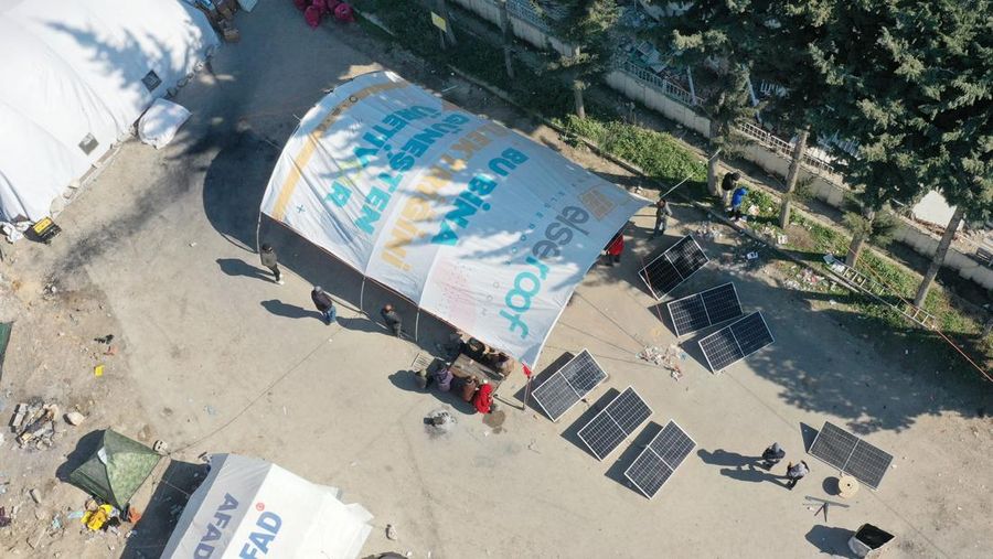 Para penyintas gempa memenuhi kebutuhan energi mendesak mereka dengan panel surya yang dipasang di kota tenda setelah gempa berkekuatan 7,7 dan 7,6 di Hatay, Turkiye pada 12 Februari 2023. Senin dini hari, gempa berkekuatan 7,7 SR, berpusat di distrik Pazarcik, mengguncang Kahramanmaras dan berguncang kuat beberapa provinsi, termasuk Gaziantep, Sanliurfa, Diyarbakir, Adana, Adiyaman, Malatya, Osmaniye, Hatay, dan Kilis. Kemudian, pada pukul 13.24. (1024GMT), gempa berkekuatan 7,6 yang berpusat di distrik Elbistan Kahramanmaras melanda wilayah tersebut. Turkiye mengumumkan 7 hari berkabung nasional setelah gempa bumi mematikan di provinsi selatan. (Oguz Yeter/Anadolu Agency via Getty Images)