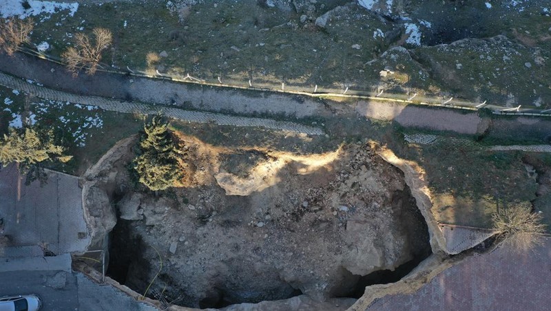 Pemandangan udara menyelam di Taman Aydinbaba dan membentuk lubang setelah gempa berkekuatan 7,7 dan 7,6 melanda beberapa provinsi di Turkiye termasuk Gaziantep pada 12 Februari 2023. Senin dini hari, gempa berkekuatan 7,7 yang kuat, berpusat di distrik Pazarcik, mengguncang Kahramanmaras dan berguncang kuat beberapa provinsi, termasuk Gaziantep, Sanliurfa, Diyarbakir, Adana, Adiyaman, Malatya, Osmaniye, Hatay, dan Kilis. Kemudian, pada pukul 13.24. (1024GMT), gempa berkekuatan 7,6 yang berpusat di distrik Elbistan Kahramanmaras melanda wilayah tersebut. Turkiye mengumumkan 7 hari berkabung nasional setelah gempa bumi mematikan di provinsi selatan. (Mehmet Akif Parlak/Anadolu Agency via Getty Images)