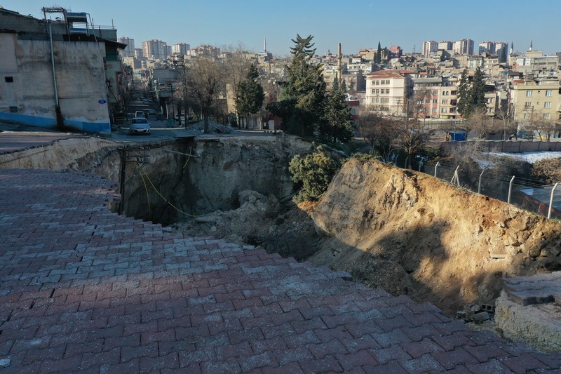 Pemandangan udara menyelam di Taman Aydinbaba dan membentuk lubang setelah gempa berkekuatan 7,7 dan 7,6 melanda beberapa provinsi di Turkiye termasuk Gaziantep pada 12 Februari 2023. Pemandangan udara menyelam di Taman Aydinbaba dan membentuk lubang setelah gempa berkekuatan 7,7 dan 7,6 melanda beberapa provinsi di Turkiye termasuk Gaziantep pada 12 Februari 2023. Senin dini hari, gempa berkekuatan 7,7 yang kuat, berpusat di distrik Pazarcik, mengguncang Kahramanmaras dan berguncang kuat beberapa provinsi, termasuk Gaziantep, Sanliurfa, Diyarbakir, Adana, Adiyaman, Malatya, Osmaniye, Hatay, dan Kilis. Kemudian, pada pukul 13.24. (1024GMT), gempa berkekuatan 7,6 yang berpusat di distrik Elbistan Kahramanmaras melanda wilayah tersebut. Turkiye mengumumkan 7 hari berkabung nasional setelah gempa bumi mematikan di provinsi selatan. (Mehmet Akif Parlak/Anadolu Agency via Getty Images)
