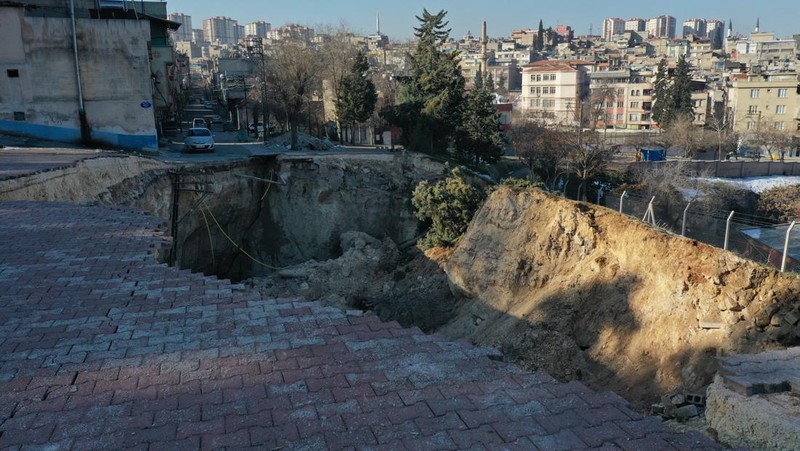 Pemandangan udara menyelam di Taman Aydinbaba dan membentuk lubang setelah gempa berkekuatan 7,7 dan 7,6 melanda beberapa provinsi di Turkiye termasuk Gaziantep pada 12 Februari 2023. Senin dini hari, gempa berkekuatan 7,7 yang kuat, berpusat di distrik Pazarcik, mengguncang Kahramanmaras dan berguncang kuat beberapa provinsi, termasuk Gaziantep, Sanliurfa, Diyarbakir, Adana, Adiyaman, Malatya, Osmaniye, Hatay, dan Kilis. Kemudian, pada pukul 13.24. (1024GMT), gempa berkekuatan 7,6 yang berpusat di distrik Elbistan Kahramanmaras melanda wilayah tersebut. Turkiye mengumumkan 7 hari berkabung nasional setelah gempa bumi mematikan di provinsi selatan. (Mehmet Akif Parlak/Anadolu Agency via Getty Images)