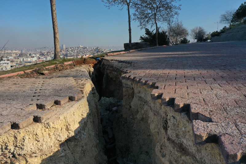 Pemandangan udara menyelam di Taman Aydinbaba dan membentuk lubang setelah gempa berkekuatan 7,7 dan 7,6 melanda beberapa provinsi di Turkiye termasuk Gaziantep pada 12 Februari 2023. Pemandangan udara menyelam di Taman Aydinbaba dan membentuk lubang setelah gempa berkekuatan 7,7 dan 7,6 melanda beberapa provinsi di Turkiye termasuk Gaziantep pada 12 Februari 2023. Senin dini hari, gempa berkekuatan 7,7 yang kuat, berpusat di distrik Pazarcik, mengguncang Kahramanmaras dan berguncang kuat beberapa provinsi, termasuk Gaziantep, Sanliurfa, Diyarbakir, Adana, Adiyaman, Malatya, Osmaniye, Hatay, dan Kilis. Kemudian, pada pukul 13.24. (1024GMT), gempa berkekuatan 7,6 yang berpusat di distrik Elbistan Kahramanmaras melanda wilayah tersebut. Turkiye mengumumkan 7 hari berkabung nasional setelah gempa bumi mematikan di provinsi selatan. (Mehmet Akif Parlak/Anadolu Agency via Getty Images)