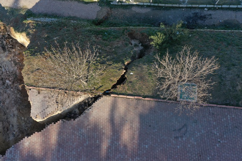 Pemandangan udara menyelam di Taman Aydinbaba dan membentuk lubang setelah gempa berkekuatan 7,7 dan 7,6 melanda beberapa provinsi di Turkiye termasuk Gaziantep pada 12 Februari 2023. Senin dini hari, gempa berkekuatan 7,7 yang kuat, berpusat di distrik Pazarcik, mengguncang Kahramanmaras dan berguncang kuat beberapa provinsi, termasuk Gaziantep, Sanliurfa, Diyarbakir, Adana, Adiyaman, Malatya, Osmaniye, Hatay, dan Kilis. Kemudian, pada pukul 13.24. (1024GMT), gempa berkekuatan 7,6 yang berpusat di distrik Elbistan Kahramanmaras melanda wilayah tersebut. Turkiye mengumumkan 7 hari berkabung nasional setelah gempa bumi mematikan di provinsi selatan. (Mehmet Akif Parlak/Anadolu Agency via Getty Images)