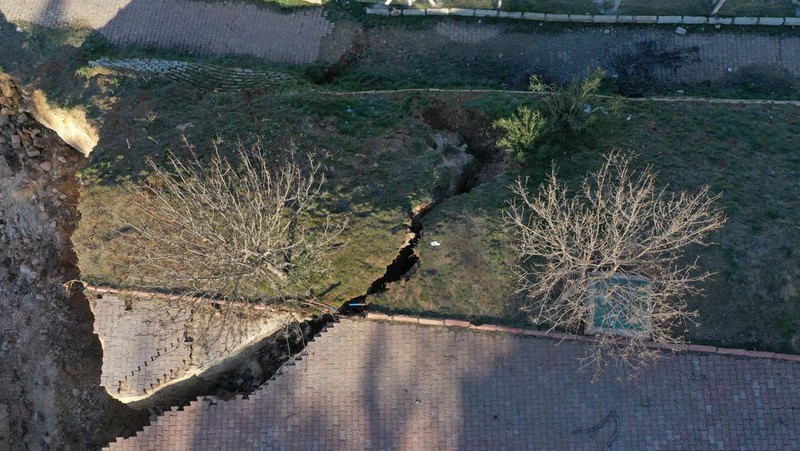 Pemandangan udara menyelam di Taman Aydinbaba dan membentuk lubang setelah gempa berkekuatan 7,7 dan 7,6 melanda beberapa provinsi di Turkiye termasuk Gaziantep pada 12 Februari 2023. Senin dini hari, gempa berkekuatan 7,7 yang kuat, berpusat di distrik Pazarcik, mengguncang Kahramanmaras dan berguncang kuat beberapa provinsi, termasuk Gaziantep, Sanliurfa, Diyarbakir, Adana, Adiyaman, Malatya, Osmaniye, Hatay, dan Kilis. Kemudian, pada pukul 13.24. (1024GMT), gempa berkekuatan 7,6 yang berpusat di distrik Elbistan Kahramanmaras melanda wilayah tersebut. Turkiye mengumumkan 7 hari berkabung nasional setelah gempa bumi mematikan di provinsi selatan. (Mehmet Akif Parlak/Anadolu Agency via Getty Images)