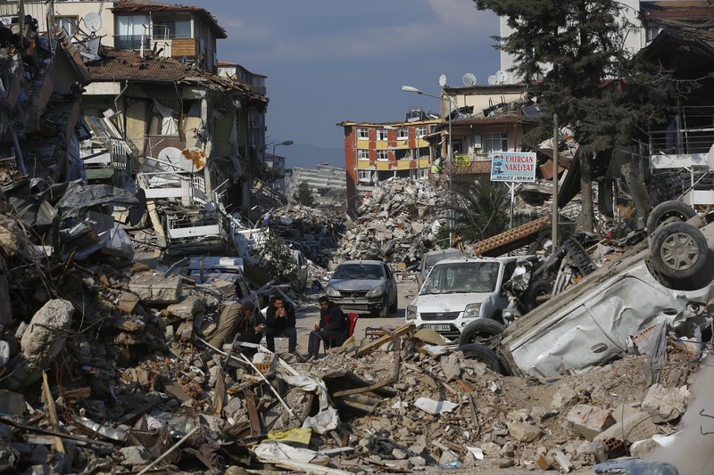 Mobil hancur dalam gempa pada 12 Februari 2023 di Malatya, Türkiye. Mobil hancur dalam gempa pada 12 Februari 2023 di Malatya, Türkiye. (Photo by Hakan Akgun / dia images via Getty Images)