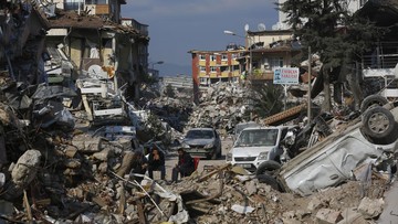 Pemandangan umum bangunan dan infrastruktur yang rusak setelah gempa bumi, pada 12 Februari 2023 di Hatay, Türkiye. (Photo by Ercan Arslan / dia images via Getty Images)