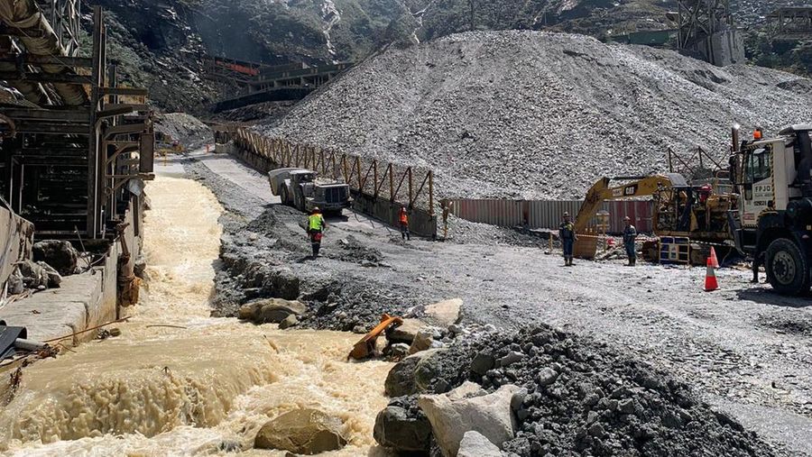 Sejak Minggu malam (12/02/2023), PTFI telah melakukan upaya pembersihan di area terdampak banjir di area tambang di Tembagapura, meliputi area pabrikpengolahan konsentrat, conveyor, perkantoran, terowongan west gully, dan jalan tambang. (Dok. PT Freeport Indonesia)