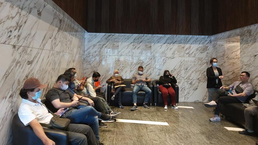 Sejumlah nasabah perusahaan asuransi Kresna Life menyambangi kantor Otoritas Jasa Keuangan (OJK)