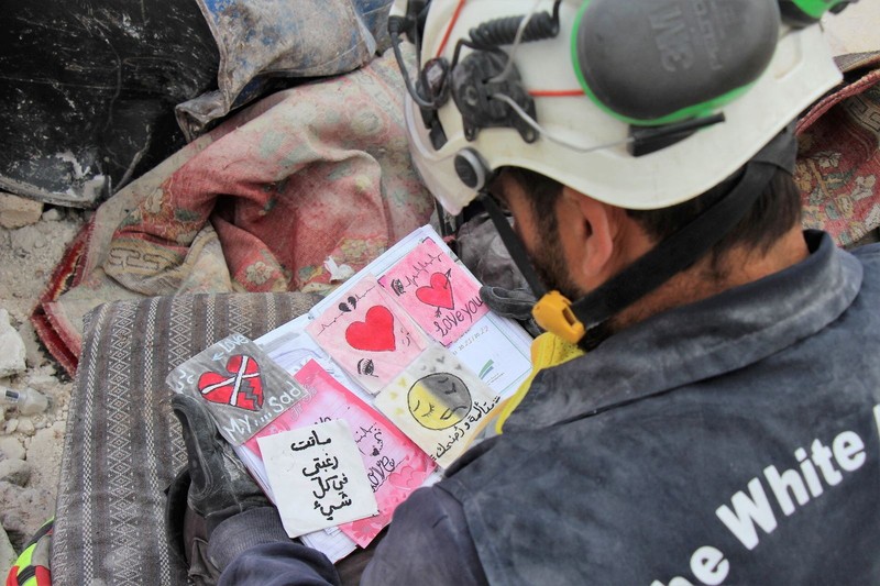 Seorang anggota White Helmets melihat buku catatan yang ditemukan di sebuah bangunan yang rusak, setelah gempa bumi, di kota Jandaris yang dikuasai pemberontak, Suriah, 10 Februari 2023. Seorang anggota White Helmets melihat buku catatan yang ditemukan di sebuah bangunan yang rusak, setelah gempa bumi, di kota Jandaris yang dikuasai pemberontak, Suriah, 10 Februari 2023. (White Helmets/Handout via REUTERS)