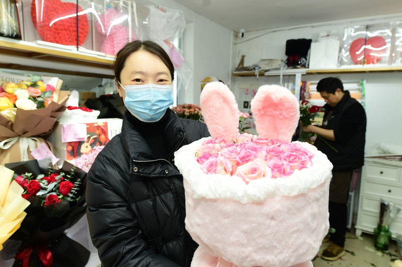 Warga menyaksikan instalasi dekoratif berbentuk hati setinggi 5 meter yang dikelilingi balon berbentuk hati di Bund Finance Center sebelum Hari Valentine pada 12 Februari 2023 di Shanghai, China. Warga menyaksikan instalasi dekoratif berbentuk hati setinggi 5 meter yang dikelilingi balon berbentuk hati di Bund Finance Center sebelum Hari Valentine pada 12 Februari 2023 di Shanghai, China. (Photo by VCG/VCG via Getty Images)