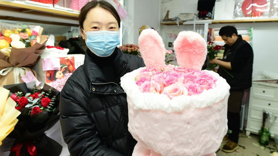 Warga menyaksikan instalasi dekoratif berbentuk hati setinggi 5 meter yang dikelilingi balon berbentuk hati di Bund Finance Center sebelum Hari Valentine pada 12 Februari 2023 di Shanghai, China. (Photo by VCG/VCG via Getty Images)
