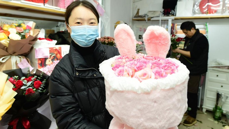 Warga menyaksikan instalasi dekoratif berbentuk hati setinggi 5 meter yang dikelilingi balon berbentuk hati di Bund Finance Center sebelum Hari Valentine pada 12 Februari 2023 di Shanghai, China. (Photo by VCG/VCG via Getty Images)