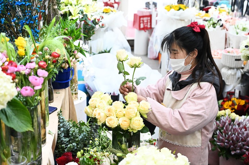 Warga menyaksikan instalasi dekoratif berbentuk hati setinggi 5 meter yang dikelilingi balon berbentuk hati di Bund Finance Center sebelum Hari Valentine pada 12 Februari 2023 di Shanghai, China. Warga menyaksikan instalasi dekoratif berbentuk hati setinggi 5 meter yang dikelilingi balon berbentuk hati di Bund Finance Center sebelum Hari Valentine pada 12 Februari 2023 di Shanghai, China. (Photo by VCG/VCG via Getty Images)