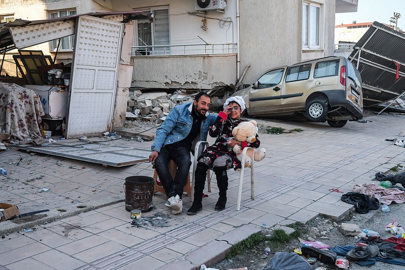Mobil hancur dalam gempa pada 12 Februari 2023 di Malatya, Türkiye. (Photo by Hakan Akgun / dia images via Getty Images)