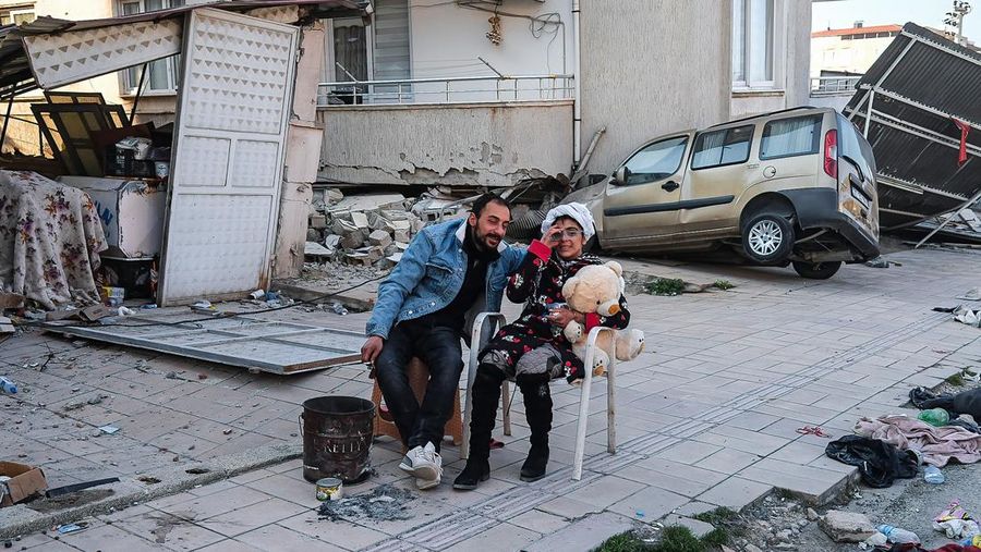 Mobil hancur dalam gempa pada 12 Februari 2023 di Malatya, Türkiye. (Photo by Hakan Akgun / dia images via Getty Images)