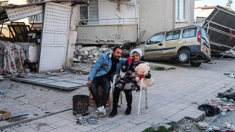 Mobil hancur dalam gempa pada 12 Februari 2023 di Malatya, Türkiye. (Photo by Hakan Akgun / dia images via Getty Images)