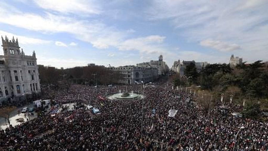 Thousands gather at Cibeles square during a demonstration in defense of the public healthcare in Madrid on February 12, 2023. (Photo by Pierre-Philippe Marcou / AFP)