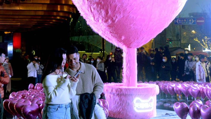 Warga menyaksikan instalasi dekoratif berbentuk hati setinggi 5 meter yang dikelilingi balon berbentuk hati di Bund Finance Center sebelum Hari Valentine pada 12 Februari 2023 di Shanghai, China. Warga menyaksikan instalasi dekoratif berbentuk hati setinggi 5 meter yang dikelilingi balon berbentuk hati di Bund Finance Center sebelum Hari Valentine pada 12 Februari 2023 di Shanghai, China. (Photo by VCG/VCG via Getty Images)
