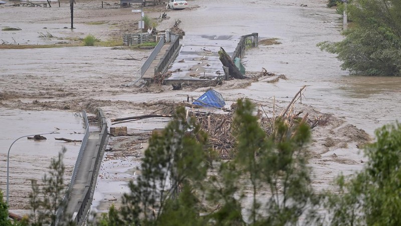 NAPIER, NEW ZEALAND - FEBRUARY 14: The Waiohiki Bridge is washed away on February 14, 2023 in Napier, New Zealand. New Zealand has declared a national state of emergency with flooding and landslides devastating several communities. (Photo by Kerry Marshall/Getty Images)