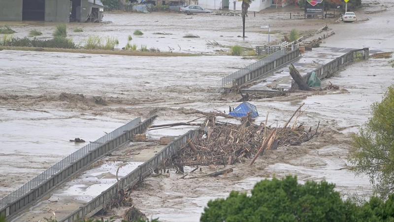 NAPIER, NEW ZEALAND - FEBRUARY 14: The Waiohiki Bridge is washed away on February 14, 2023 in Napier, New Zealand. New Zealand has declared a national state of emergency with flooding and landslides devastating several communities. (Photo by Kerry Marshall/Getty Images)