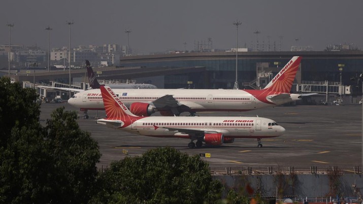 AIR INDIA-PLANES/ Air India passenger aircraft are seen on the tarmac at Chhatrapati Shivaji International airport in Mumbai, India, February 14, 2023. REUTERS/Francis Mascarenhas