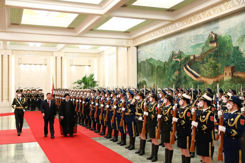CHINA-IRAN/ Iranian President Ebrahim Raisi stands next to Chinese President Xi Jinping during a welcoming ceremony in Beijing, China, February 14, 2023. Iran's President Website/WANA (West Asia News Agency)/Handout via REUTERS. ATTENTION EDITORS - THIS PICTURE WAS PROVIDED BY A THIRD PARTY.