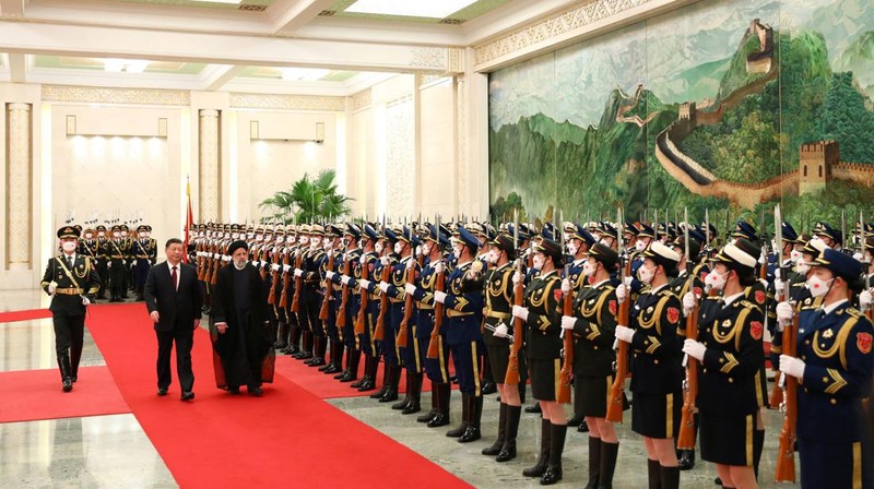 Iranian President Ebrahim Raisi stands next to Chinese President Xi Jinping during a welcoming ceremony in Beijing, China, February 14, 2023. Iran's President Website/WANA (West Asia News Agency)/Handout via REUTERS. ATTENTION EDITORS - THIS PICTURE WAS PROVIDED BY A THIRD PARTY.