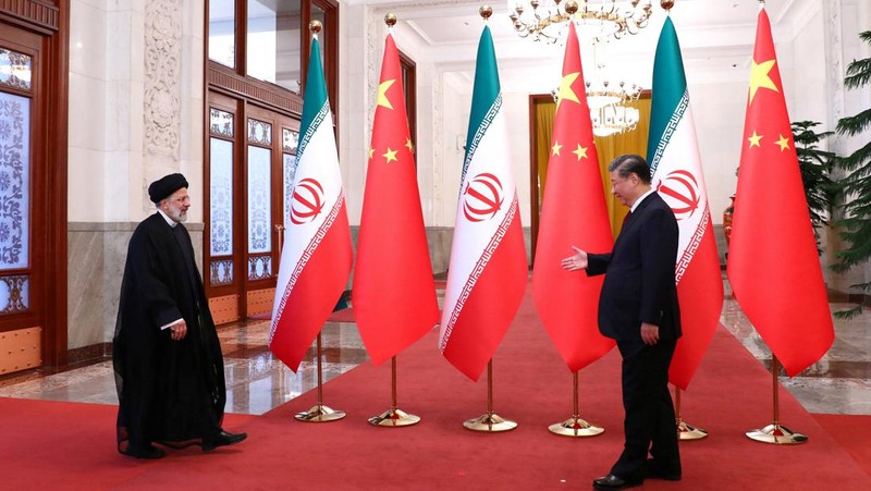 Iranian President Ebrahim Raisi stands next to Chinese President Xi Jinping during a welcoming ceremony in Beijing, China, February 14, 2023. Iran's President Website/WANA (West Asia News Agency)/Handout via REUTERS. ATTENTION EDITORS - THIS PICTURE WAS PROVIDED BY A THIRD PARTY.