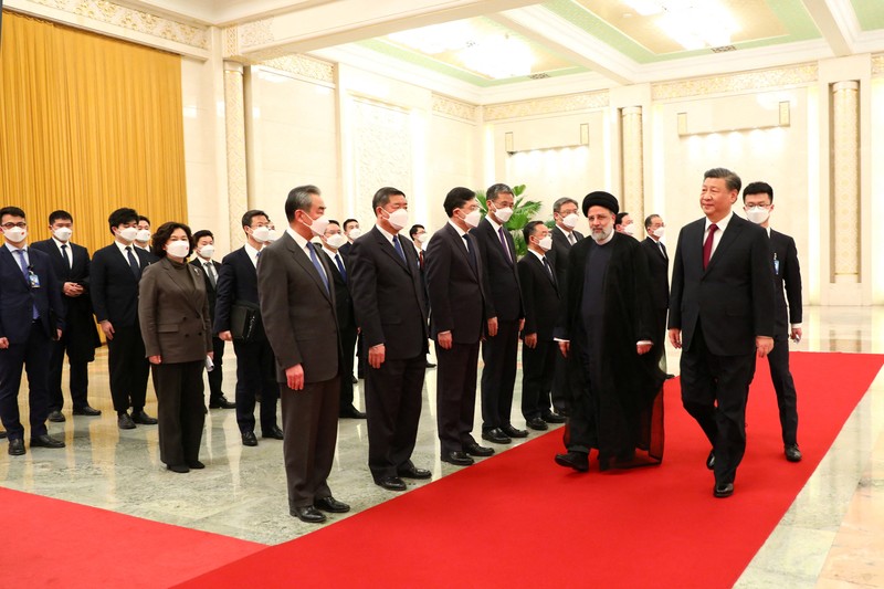 CHINA-IRAN/ Iranian President Ebrahim Raisi stands next to Chinese President Xi Jinping during a welcoming ceremony in Beijing, China, February 14, 2023. Iran's President Website/WANA (West Asia News Agency)/Handout via REUTERS. ATTENTION EDITORS - THIS PICTURE WAS PROVIDED BY A THIRD PARTY.