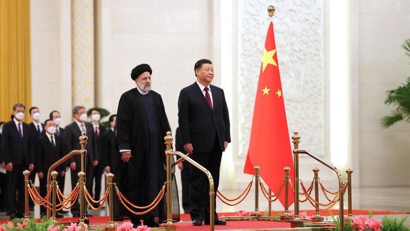 Iranian President Ebrahim Raisi stands next to Chinese President Xi Jinping during a welcoming ceremony in Beijing, China, February 14, 2023. Iran's President Website/WANA (West Asia News Agency)/Handout via REUTERS. ATTENTION EDITORS - THIS PICTURE WAS PROVIDED BY A THIRD PARTY.