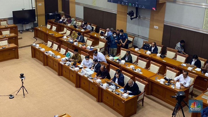 Dirjen Penyelenggaraan Haji dan Umrah Kemenag RI, Dirut PT. Garuda Indonesia, Kepala Badan Pelaksana Badan Pengelola Keuangan Haji, dengan RDP Komisi VII. Dirjen Penyelenggaraan Haji dan Umrah Kemenag RI, Dirut PT. Garuda Indonesia, Kepala Badan Pelaksana Badan Pengelola Keuangan Haji, Dengan RDP Komisi VII. (CNBC Indonesia/Anisa Sopiah)