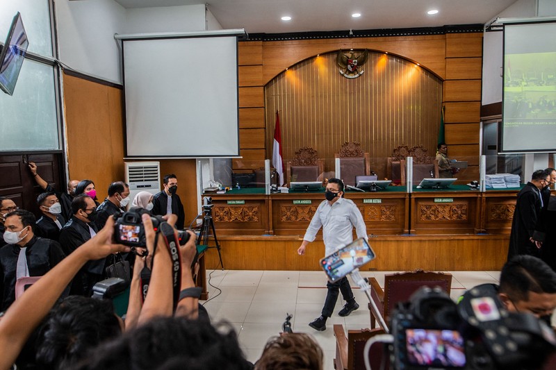Mantan Kepala Urusan Dalam Negeri Polri Ferdy Sambo, yang dituduh membunuh pengawal Nofriansyah Yosua Hutabarat, memberi isyarat saat tiba untuk sidang putusan di pengadilan Jakarta Selatan di Jakarta pada 13 Februari 2023. Mantan Kepala Urusan Dalam Negeri Polri Ferdy Sambo, yang dituduh membunuh pengawal Nofriansyah Yosua Hutabarat, memberi isyarat saat tiba untuk sidang putusan di pengadilan Jakarta Selatan di Jakarta pada 13 Februari 2023. (ADITYA AJI/AFP via Getty Images)