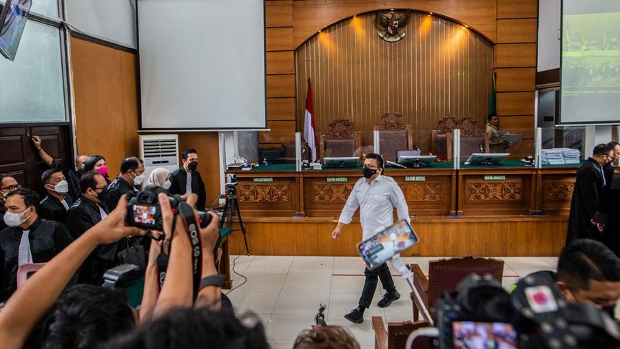 Mantan Kabag Dalam Negeri Polri Ferdy Sambo (Tengah) terlihat saat sidang putusan di Pengadilan Negeri Jakarta Selatan di Jakarta pada 13 Februari 2023. Mantan Kabag Dalam Negeri Polri Ferdy Sambo (Tengah) terlihat saat sidang putusan di Pengadilan Negeri Jakarta Selatan di Jakarta pada 13 Februari 2023. - Sambo dijatuhi hukuman mati pada hari Senin atas pembunuhan pengawalnya Brigadir Nofriansyah Yosua Hutabarat dalam sidang profil tinggi dipandang sebagai ujian akuntabilitas kepolisian negara. (ADITYA AJI/AFP via Getty Images)