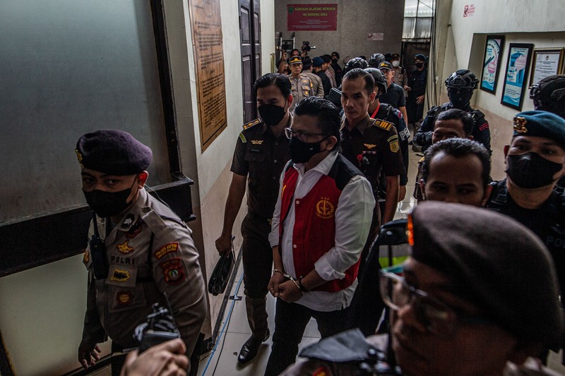 Mantan Kepala Urusan Dalam Negeri Polri Ferdy Sambo, yang dituduh membunuh pengawal Nofriansyah Yosua Hutabarat, memberi isyarat saat tiba untuk sidang putusan di pengadilan Jakarta Selatan di Jakarta pada 13 Februari 2023. Mantan Kepala Urusan Dalam Negeri Polri Ferdy Sambo, yang dituduh membunuh pengawal Nofriansyah Yosua Hutabarat, memberi isyarat saat tiba untuk sidang putusan di pengadilan Jakarta Selatan di Jakarta pada 13 Februari 2023. (ADITYA AJI/AFP via Getty Images)