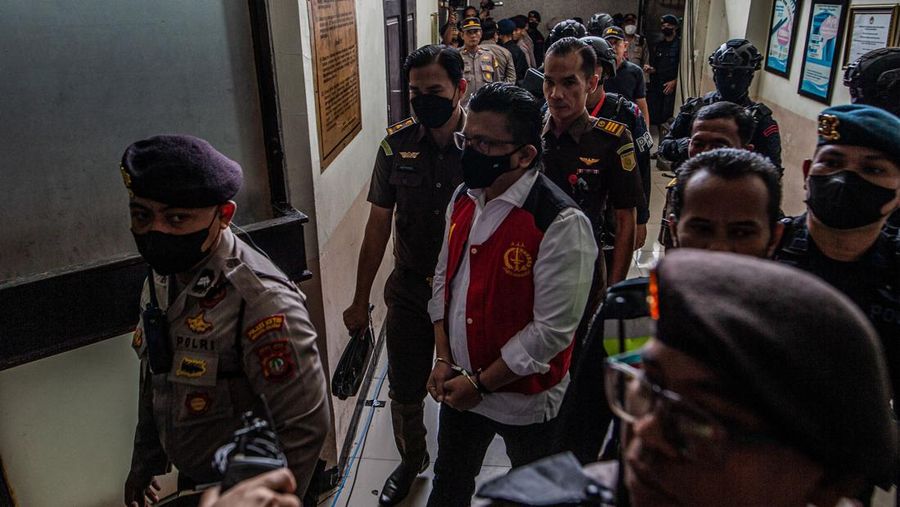 Mantan Kepala Urusan Dalam Negeri Polri Ferdy Sambo, yang dituduh membunuh pengawal Nofriansyah Yosua Hutabarat, memberi isyarat saat tiba untuk sidang putusan di pengadilan Jakarta Selatan di Jakarta pada 13 Februari 2023. (ADITYA AJI/AFP via Getty Images)
