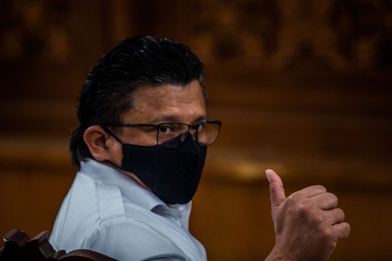Mantan Kepala Urusan Dalam Negeri Polri Ferdy Sambo, yang dituduh membunuh pengawal Nofriansyah Yosua Hutabarat, memberi isyarat saat tiba untuk sidang putusan di pengadilan Jakarta Selatan di Jakarta pada 13 Februari 2023. Mantan Kepala Urusan Dalam Negeri Polri Ferdy Sambo, yang dituduh membunuh pengawal Nofriansyah Yosua Hutabarat, memberi isyarat saat tiba untuk sidang putusan di pengadilan Jakarta Selatan di Jakarta pada 13 Februari 2023. (ADITYA AJI/AFP via Getty Images)