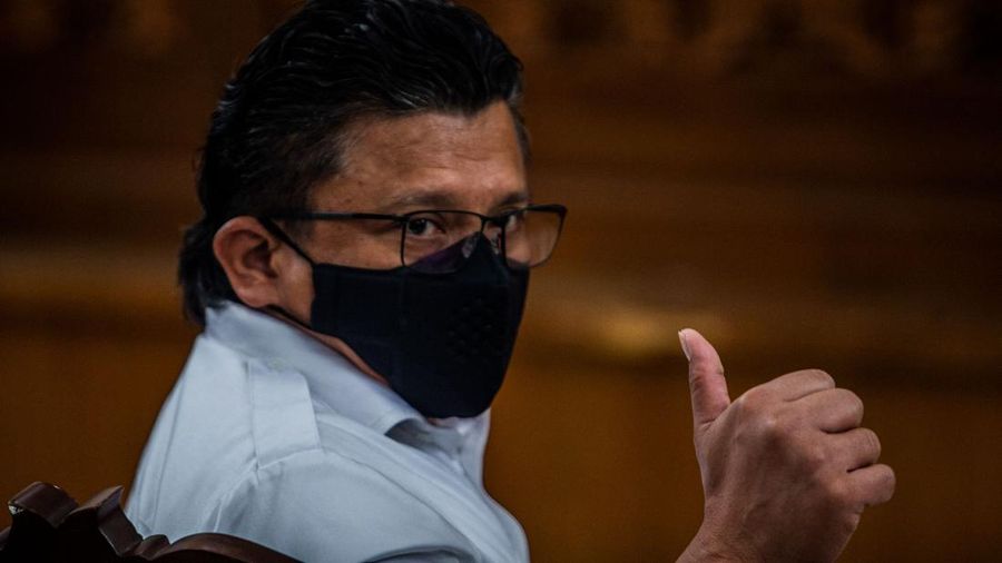 Mantan Kepala Urusan Dalam Negeri Polri Ferdy Sambo, yang dituduh membunuh pengawal Nofriansyah Yosua Hutabarat, memberi isyarat saat tiba untuk sidang putusan di pengadilan Jakarta Selatan di Jakarta pada 13 Februari 2023. (ADITYA AJI/AFP via Getty Images)