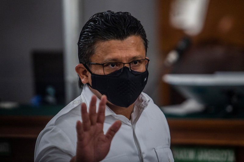 Mantan Kepala Urusan Dalam Negeri Polri Ferdy Sambo, yang dituduh membunuh pengawal Nofriansyah Yosua Hutabarat, memberi isyarat saat tiba untuk sidang putusan di pengadilan Jakarta Selatan di Jakarta pada 13 Februari 2023. Mantan Kepala Urusan Dalam Negeri Polri Ferdy Sambo, yang dituduh membunuh pengawal Nofriansyah Yosua Hutabarat, memberi isyarat saat tiba untuk sidang putusan di pengadilan Jakarta Selatan di Jakarta pada 13 Februari 2023. (ADITYA AJI/AFP via Getty Images)