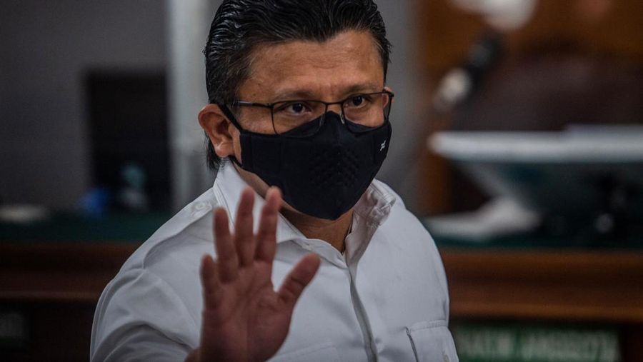 Mantan Kepala Urusan Dalam Negeri Polri Ferdy Sambo, yang dituduh membunuh pengawal Nofriansyah Yosua Hutabarat, memberi isyarat saat tiba untuk sidang putusan di pengadilan Jakarta Selatan di Jakarta pada 13 Februari 2023. (ADITYA AJI/AFP via Getty Images)