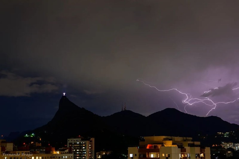 Pada Sabtu malam, salah satu dari tujuh keajaiban dunia yang baru, patung Christ the Redeemer di Rio De Janeiro, Brazil, disambar petir. Pada Sabtu malam, salah satu dari tujuh keajaiban dunia yang baru, patung Christ the Redeemer di Rio De Janeiro, Brazil, disambar petir. (Instagram @fsbragaphotos)