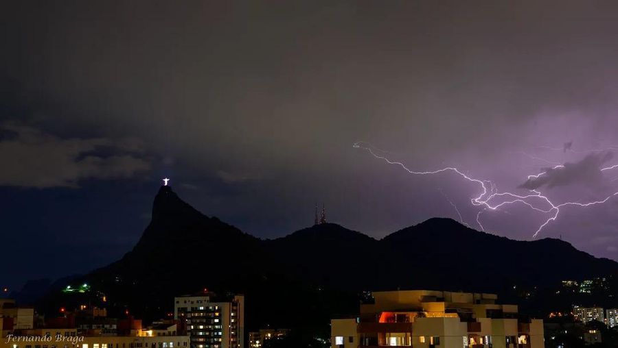 Pada Sabtu malam, salah satu dari tujuh keajaiban dunia yang baru, patung Christ the Redeemer di Rio De Janeiro, Brazil, disambar petir. (Instagram @fsbragaphotos)