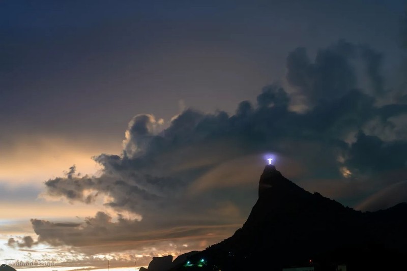 Pada Sabtu malam, salah satu dari tujuh keajaiban dunia yang baru, patung Christ the Redeemer di Rio De Janeiro, Brazil, disambar petir. Pada Sabtu malam, salah satu dari tujuh keajaiban dunia yang baru, patung Christ the Redeemer di Rio De Janeiro, Brazil, disambar petir. (Instagram @fsbragaphotos)