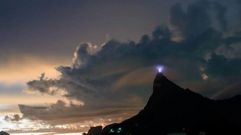 Pada Sabtu malam, salah satu dari tujuh keajaiban dunia yang baru, patung Christ the Redeemer di Rio De Janeiro, Brazil, disambar petir. (Instagram @fsbragaphotos)