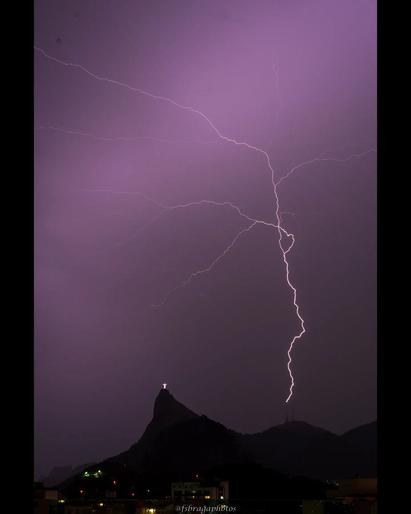 Pada Sabtu malam, salah satu dari tujuh keajaiban dunia yang baru, patung Christ the Redeemer di Rio De Janeiro, Brazil, disambar petir. (Instagram @fsbragaphotos)