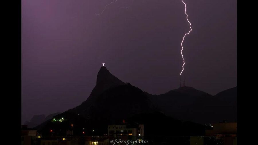Pada Sabtu malam, salah satu dari tujuh keajaiban dunia yang baru, patung Christ the Redeemer di Rio De Janeiro, Brazil, disambar petir. (Instagram @fsbragaphotos)